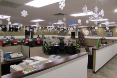 interior-christmas-decorating-office